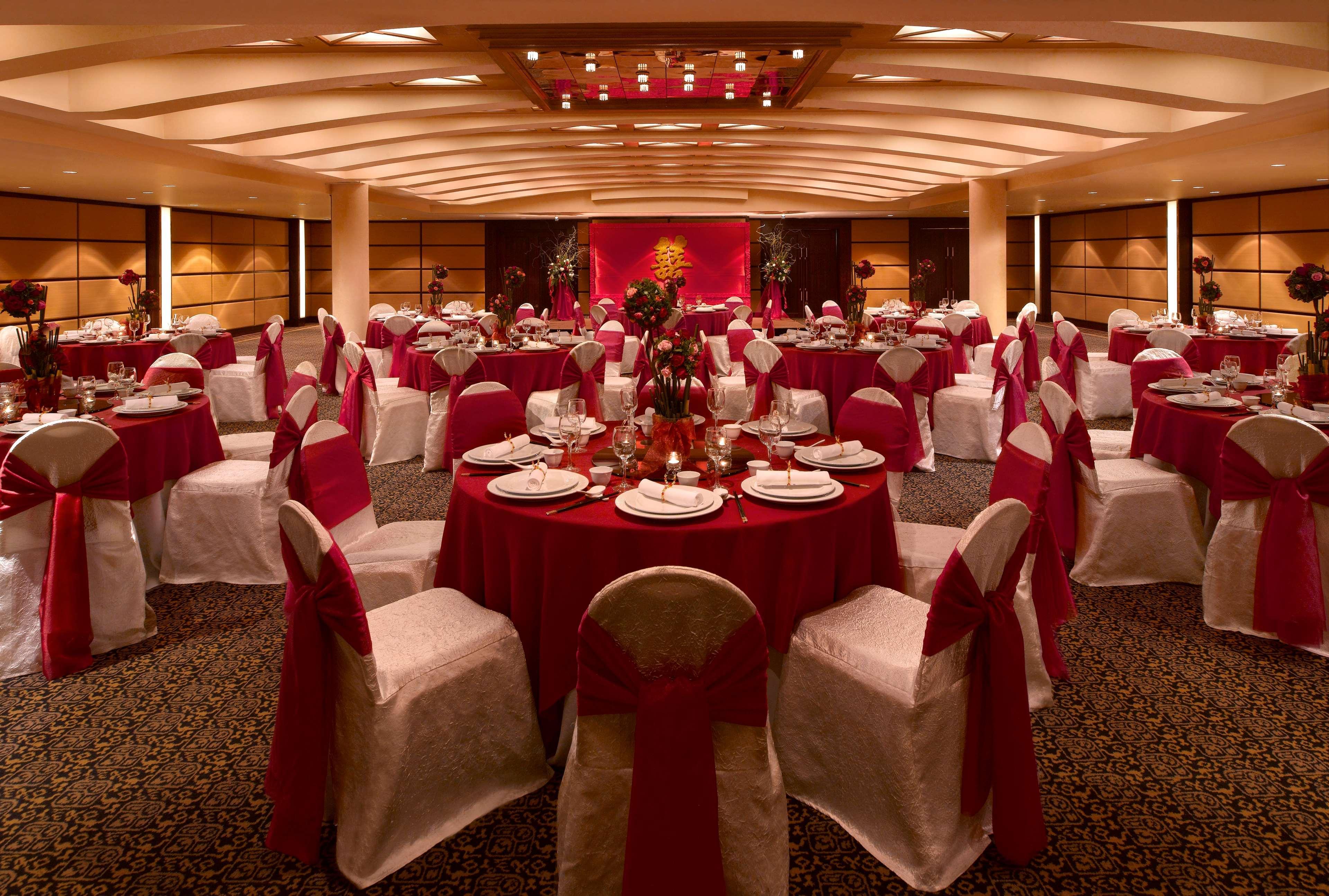 Hotel Hyatt Regency Kinabalu Kota Kinabalu Esterno foto A wedding reception at the Mandarin Oriental, Hong Kong