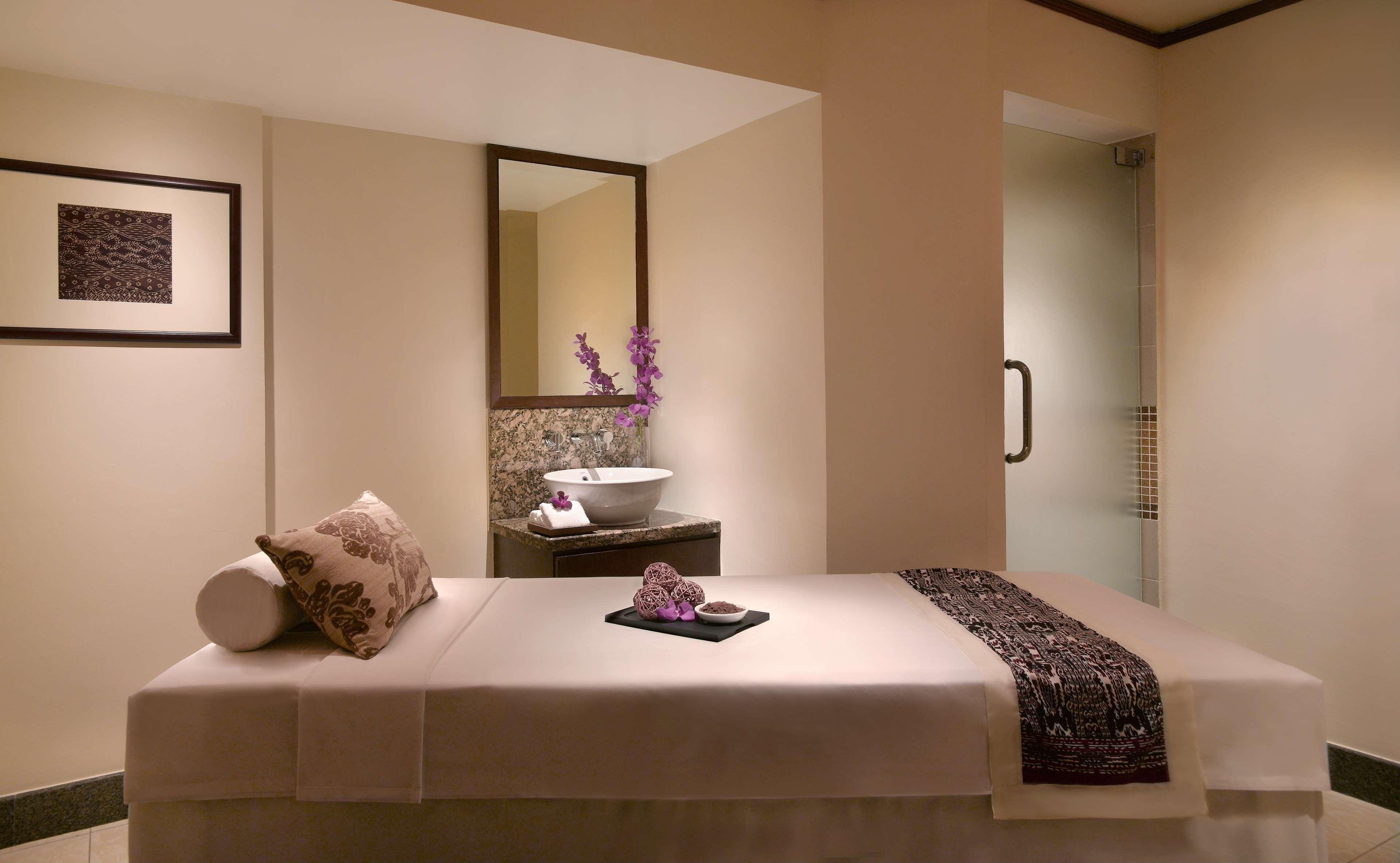 Hotel Hyatt Regency Kinabalu Kota Kinabalu Esterno foto A massage bed