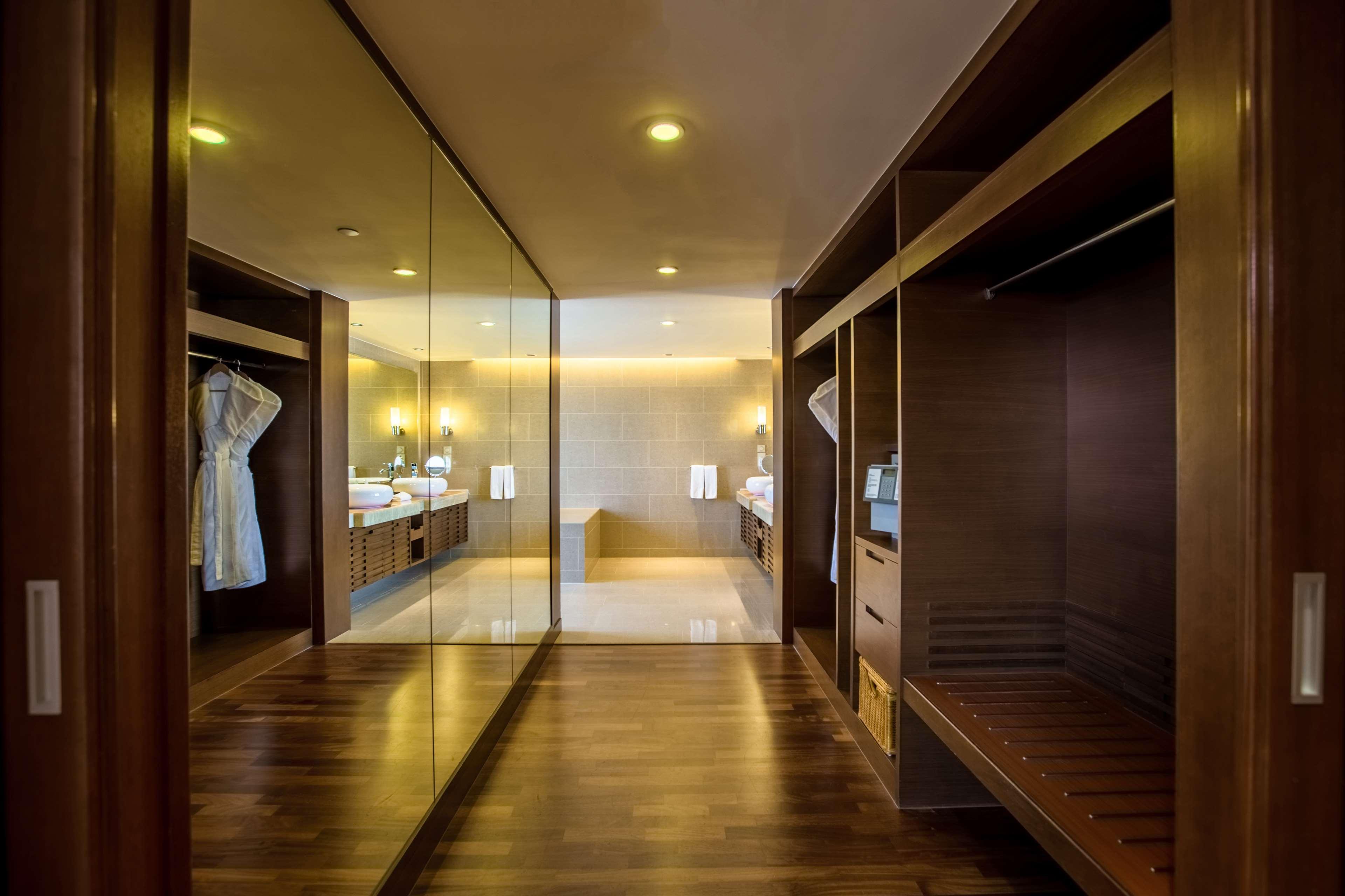 Hotel Hyatt Regency Kinabalu Kota Kinabalu Esterno foto A walk-in closet